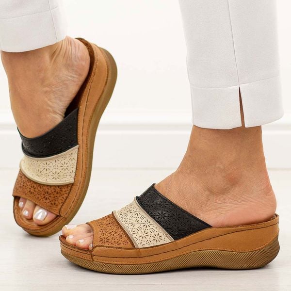 Brązowe skórzane klapki damskie na koturnie T.Sokolski 172. Brązowe klapki Sokolski, bez wzorów, z jeansu, bez obcasa, na koturnie. Za 239,00 zł.