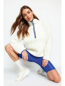 Trendyol Bluza polarowa w kolorze kremowym rozmiar: S. Brązowe bluzy Trendyol, s, bez wzorów, z polaru, bez kaptura. Za 86,95 zł.