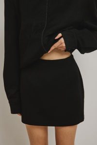 Trapezowa spódnica mini w kolorze TOTALLY BLACK - SORTA-XS. Czarne spódnice Marsala, xs, bez wzorów, z bawełny, klasyczne, mini. Za 259,90 zł.