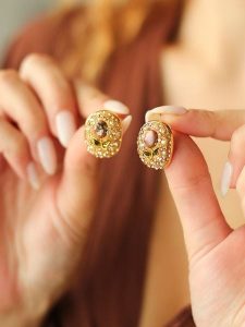 L'Atelier de Gaia Pozłacane kolczyki-wkrętki rozmiar: onesize. Żółte kolczyki L'Atelier de Gaia, z perłą, pozłacane. Za 43,99 zł.