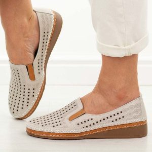 Beżowe skórzane półbuty damskie Vinceza 95395. Brązowe półbuty VINCEZA, na lato, w ażurowe wzory, z jeansu, z okrągłym noskiem, bez obcasa, na płaskiej podeszwie, bez zapięcia. Za 219,00 zł.