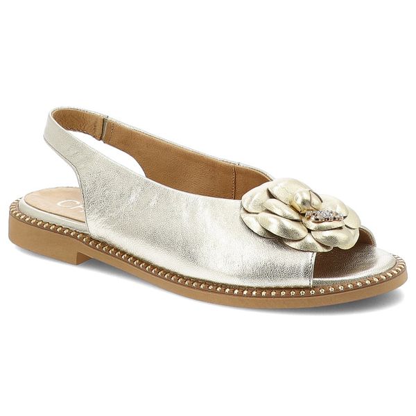 Złote Sandały Chebello Stylowe Wsuwane Obuwie Damskie. Żółte sandały CheBello, bez wzorów, ze skóry, bez obcasa, na obcasie, bez zapięcia. Za 379,00 zł.