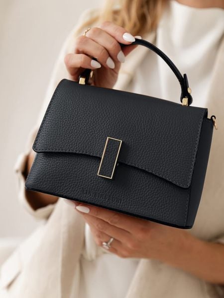 Lia Biassoni Skórzana torebka "Fegana" w kolorze czarnym - 20 x 14 x 8 cm rozmiar: onesize. Czarne torebki klasyczne Lia Biassoni, bez wzorów, z materiału, przez ramię, bez dodatków. Za 217,99 zł.