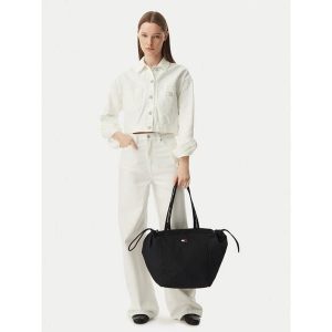 Torebka Tommy Jeans. Czarne torebki klasyczne Tommy Jeans, bez wzorów, z jeansu, bez dodatków. Za 329,99 zł.