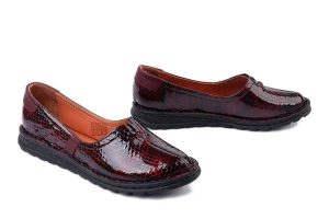 ARTIKER RELAKS 56C0058 bordowy, półbuty damskie. Czerwone półbuty Artiker Relaks, bez wzorów, ze skóry, bez obcasa, bez zapięcia. Za 224,90 zł.