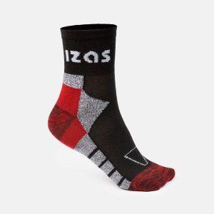 Skarpety sportowe Fiori: wszechstronność i wsparcie przy każdym ruchu, komfort i. Czarne skarpetki Izas, bez wzorów. Za 130,39 zł.