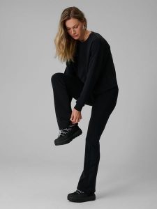 4F Legginsy z rozszerzanymi nogawkami damskie - czarne M. Czarne legginsy 4f, bez wzorów, z dzianiny, z podwyższonym stanem. Za 129,99 zł.
