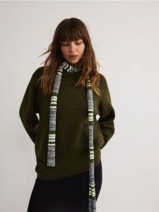 Wzorzysty szalik - wielobarwny. Szaliki Reserved, bez wzorów. W wyprzedaży za 17,99 zł.