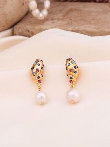 Pierres de Jade Pozłacane kolczyki-wkrętki z perłami i cyrkoniami rozmiar: onesize. Białe kolczyki Pierres de Jade, z cyrkonią, pozłacane. Za 43,99 zł.