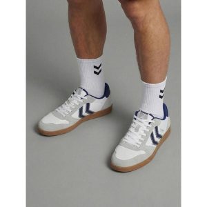 Buty Hummel Handball Perfekt NS. Białe buty sportowe Hummel, bez wzorów, bez zapięcia, do piłki ręcznej. Za 320,50 zł.