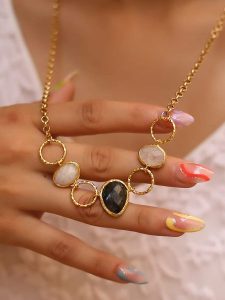 L'Atelier de Gaia Pozłacany naszyjnik z elementami ozdobnymi - dł. 50 cm rozmiar: onesize. Czarne naszyjniki L'Atelier de Gaia, z kamieniem księżycowym, pozłacane. Za 73,99 zł.