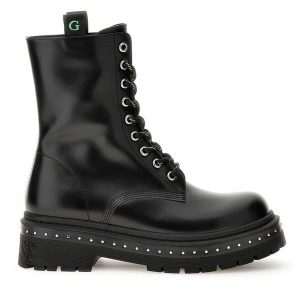 Botki Guess. Czarne botki Guess, z aplikacjami, bez obcasa, na płaskiej podeszwie, bez zapięcia. Za 419,99 zł.