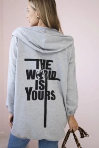 Bluza z nadrukiem "The world is yours" szara. Szare bluzy KESI, l, bez wzorów, z bawełny, bez kaptura. Za 238,37 zł.