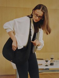 4F Bluza dresowa loose bez kaptura damska - kremowa M. Białe bluzy 4f, m, bez wzorów, z dresówki, bez kaptura. Za 199,99 zł.