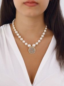 Nakkash Pozłacany naszyjnik z cyrkoniami i perłami syntetycznymi - dł. 42 cm rozmiar: onesize. Żółte naszyjniki Nakkash, z cyrkonią, metalowe. Za 39,99 zł.