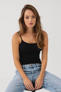 TOP SIA CZARNY M - Flawless. Czarne topy Flawless, m, bez wzorów, z materiału, bez kołnierzyka, bez ramiączek. Za 169,00 zł.