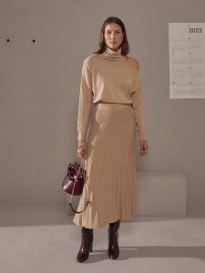 Rodier Golf w kolorze beżowym rozmiar: S. Brązowe swetry oversize Rodier, s, bez wzorów, ze splotem, bez ramiączek. Za 195,99 zł.