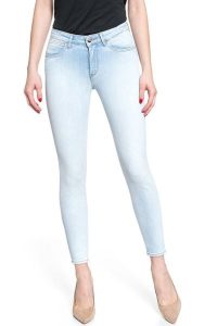 WRANGLER SKINNY CROP CRYSTAL BLUES W28MGU28B 112128456. Niebieskie rurki Wrangler, z jeansu. W wyprzedaży za 89,99 zł.