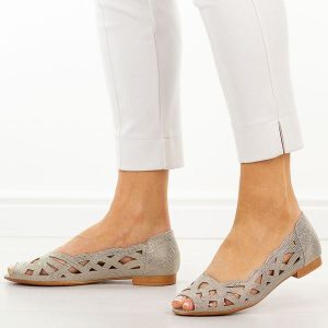 Złote ażurowe baleriny damskie z odkrytymi palcami M.Daszyński Sa136-8. Żółte balerinki M.Daszyński, w ażurowe wzory, ze skóry, z otwartym noskiem, bez obcasa, na płaskiej podeszwie, bez zapięcia. Za 179,00 zł.