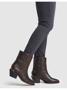 Pepe Jeans FOOTWEAR Skórzane botki "April" w kolorze brązowym rozmiar: 39. Brązowe botki Pepe Jeans FOOTWEAR, bez wzorów, z jeansu, bez obcasa, bez zapięcia. Za 359,32 zł.