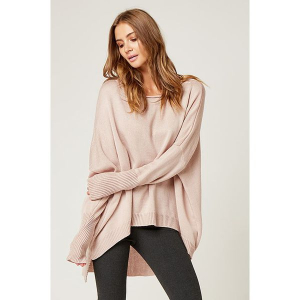 Sweter w kolorze jasnoróżowym. Czerwone swetry oversize marki SCUI, z dekoltem w łódkę. W wyprzedaży za 129,95 zł.