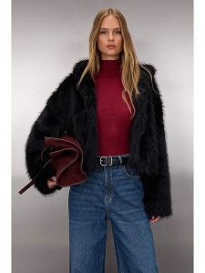 Trendyol Kurtka pluszowa w kolorze czarnym rozmiar: M. Czarne kurtki Trendyol, m, bez wzorów, bez kaptura. Za 126,75 zł.