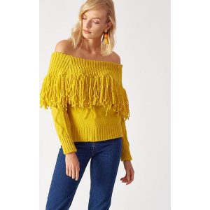 Sweter w kolorze musztardowym. Żółte długie swetry marki Robin, z dekoltem w łódkę. W wyprzedaży za 189,95 zł.