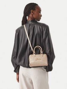 Guess Torebka J6BZ09 W3976 Beżowy. Brązowe kuferki Guess, z aplikacjami, ze skóry, bez dodatków. Za 234,99 zł.