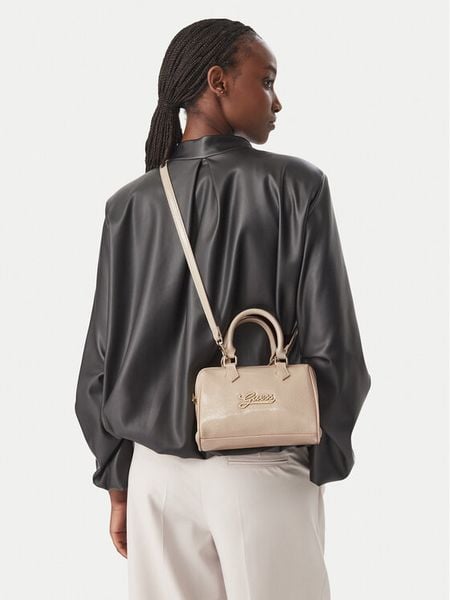 Guess Torebka J6BZ09 W3976 Beżowy. Brązowe kuferki Guess, z aplikacjami, ze skóry, bez dodatków. Za 234,99 zł.