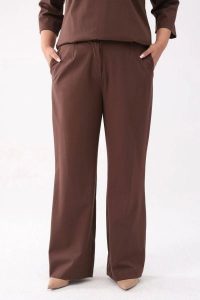 Eleganckie brązowe spodnie Soft Comfort z kieszeniami PLUS SIZE XXL. Brązowe spódnice Moda Size Plus Iwanek, do pracy, plus size, bez wzorów, z nylonu, biznesowe, plus size, mini. Za 229,90 zł.