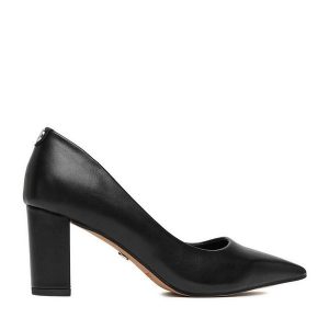 Czółenka Nine West. Czarne czółenka Nine West, bez wzorów, bez obcasa, bez zapięcia. Za 229,99 zł.