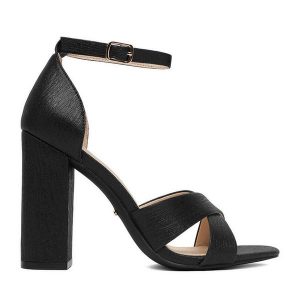 Sandały DeeZee. Czarne sandały DeeZee, bez wzorów, bez obcasa, na słupku, bez zapięcia. Za 139,99 zł.