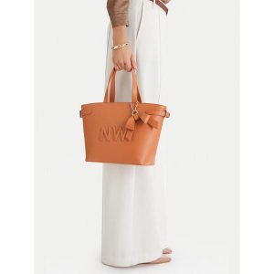 Torebka Nine West. Brązowe torebki klasyczne Nine West, bez wzorów, bez dodatków. Za 349,99 zł.
