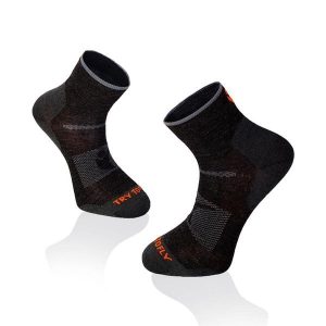 Krótkie skarpetki do turystyki górskiej Antracytowe. Czarne skarpetki TRY TO FLY, bez wzorów. W wyprzedaży za 65,54 zł.