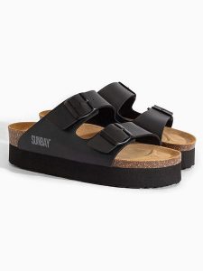 Sunbay Klapki w kolorze czarnym rozmiar: 36. Czarne klapki Sunbay, bez wzorów, z otwartym noskiem, bez obcasa. Za 127,35 zł.