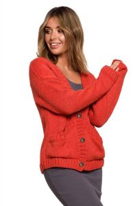 Krótki sweter rozpinany z wełną zapinany na guziki czerwony. Czerwone kardigany Polskie swetry, z nylonu. Za 249,00 zł.