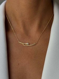 Les Favorites Pozłacany naszyjnik z elementem ozdobnym - dł. 40 cm rozmiar: onesize. Niebieskie naszyjniki Les Favorites, z cyrkonią, pozłacane. Za 108,99 zł.