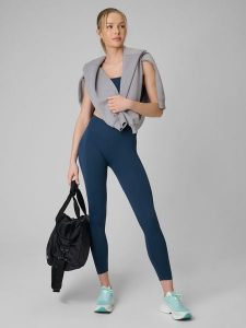 4F Legginsy treningowe bezszwowe damskie - turkusowe XS/S. Niebieskie legginsy 4f, bez wzorów, ze skóry, z podwyższonym stanem, długie. Za 129,99 zł.