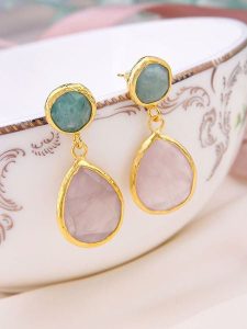 Pierres de Jade Pozłacane kolczyki-wkrętki z amazonitami i kwarcem różowym rozmiar: onesize. Różowe kolczyki Pierres de Jade, z kwarcem, pozłacane. Za 56,99 zł.