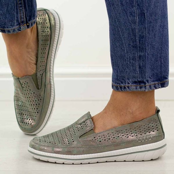 Zielone ażurowe skórzane półbuty damskie Jezzi 5364. Zielone półbuty Jezzi, na jesień, w ażurowe wzory, z jeansu, z okrągłym noskiem, bez obcasa, na płaskiej podeszwie, bez zapięcia. Za 199,00 zł.