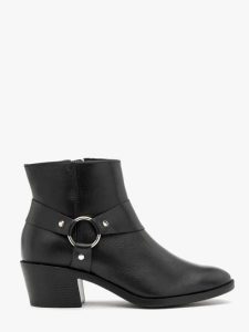 Czarne botki biker boots. Czarne botki Ryłko, bez wzorów, ze skóry, z okrągłym noskiem, za kostkę, bez obcasa, na obcasie, bez zapięcia. Za 479,99 zł.