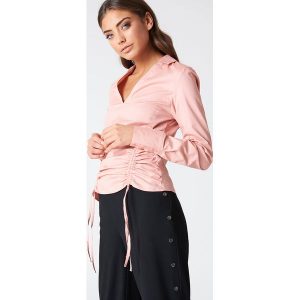NA-KD Asymetryczna koszula ze sznurkiem - Pink. Koszule marki NA-KD. W wyprzedaży za 24,38 zł.