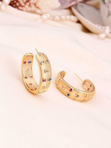 L'Atelier de Gaia Pozłacane kolczyki-półkreole z cyrkoniami rozmiar: onesize. Żółte kolczyki L'Atelier de Gaia, z cyrkonią, pozłacane. Za 92,64 zł.