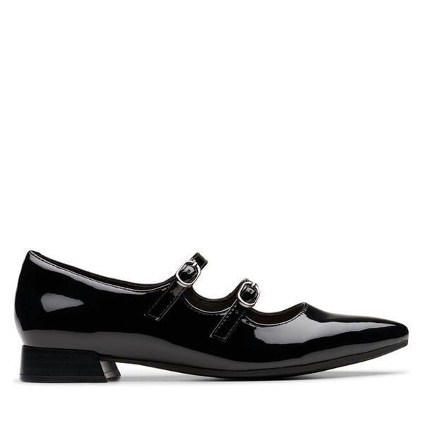 Półbuty Clarks. Czarne półbuty Clarks, bez wzorów, bez obcasa, na płaskiej podeszwie, bez zapięcia. Za 169,99 zł.