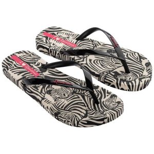 Japonki Ipanema Animal 83617 AY386 czarna zebra czarne. Czarne klapki bez wzorów, z materiału, bez obcasa. Za 163,96 zł.