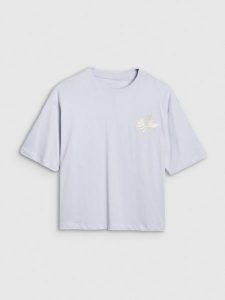 4F T-shirt oversize z nadrukiem damski - niebieski M. Niebieskie t-shirty 4f, m, bez wzorów, z bawełny, bez kołnierzyka, bez ramiączek. W wyprzedaży za 39,99 zł.