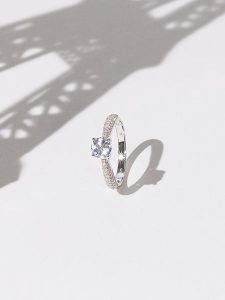 DIAMOND & CO Złoty pierścionek "Tawo" z diamentami rozmiar: 50. Szare pierścionki Diamond & Co, z diamentem, złote. Za 2 253,99 zł.