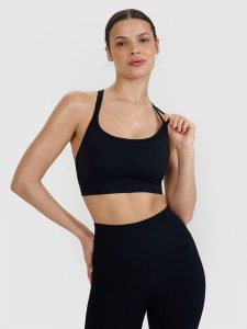 4F Biustonosz do jogi i pilatesu z niskim wsparciem - czarny M/L. Czarne biustonosze 4f, bez wzorów, z dzianiny. W wyprzedaży za 99,99 zł.