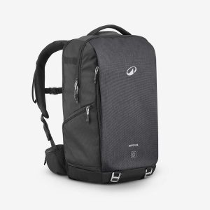 Plecak turystyczny foto Quechua Explorer 900 Focus 30 litrów. Szare plecaki QUECHUA. Za 399,99 zł.