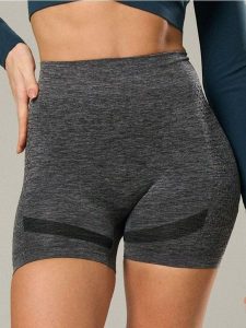 Krótkie legginsy z ozdobnym wzorem po bokach - szary. Szare legginsy Sinsay, bez wzorów, krótkie. W wyprzedaży za 14,99 zł.